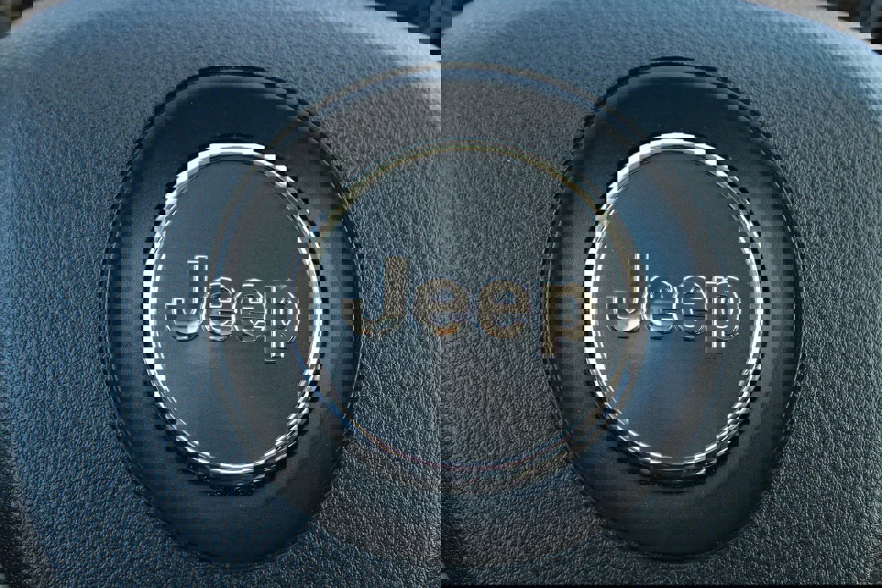 Used 2016 Jeep Cherokee Latitude w/ Cold Weather Group image 25