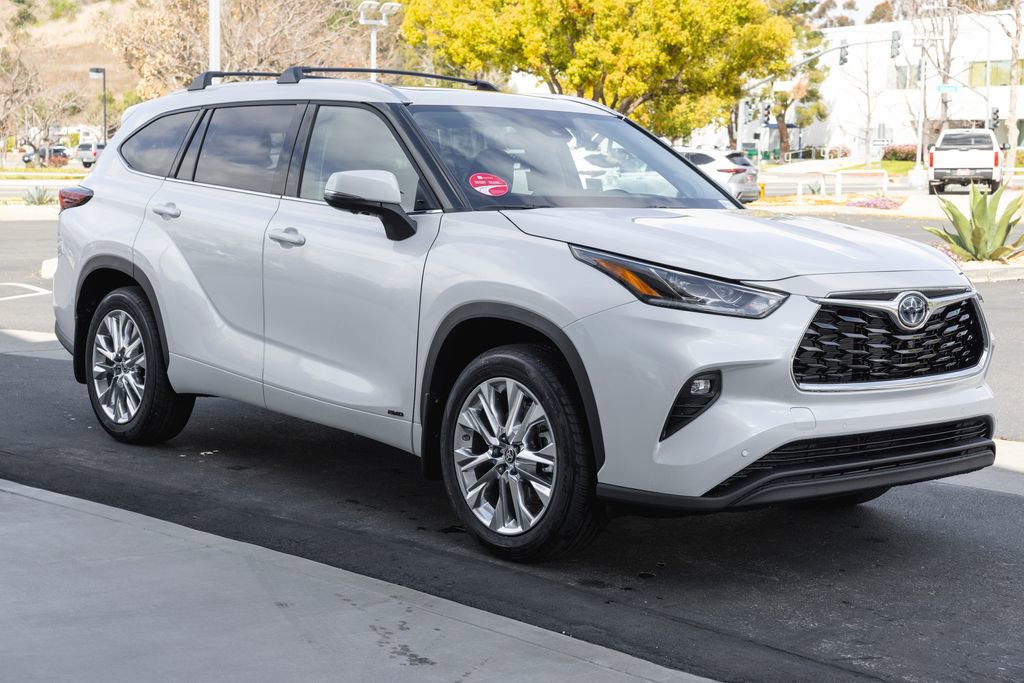 New 2026 Toyota Highlander Limited image 3