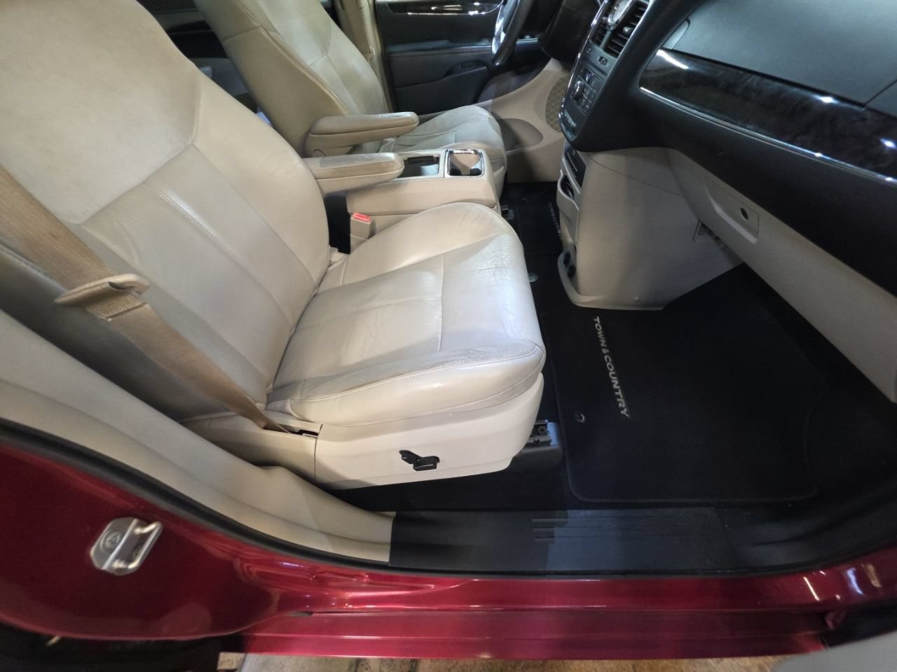 Used 2015 Chrysler Town & Country Limited Platinum FWD image 22