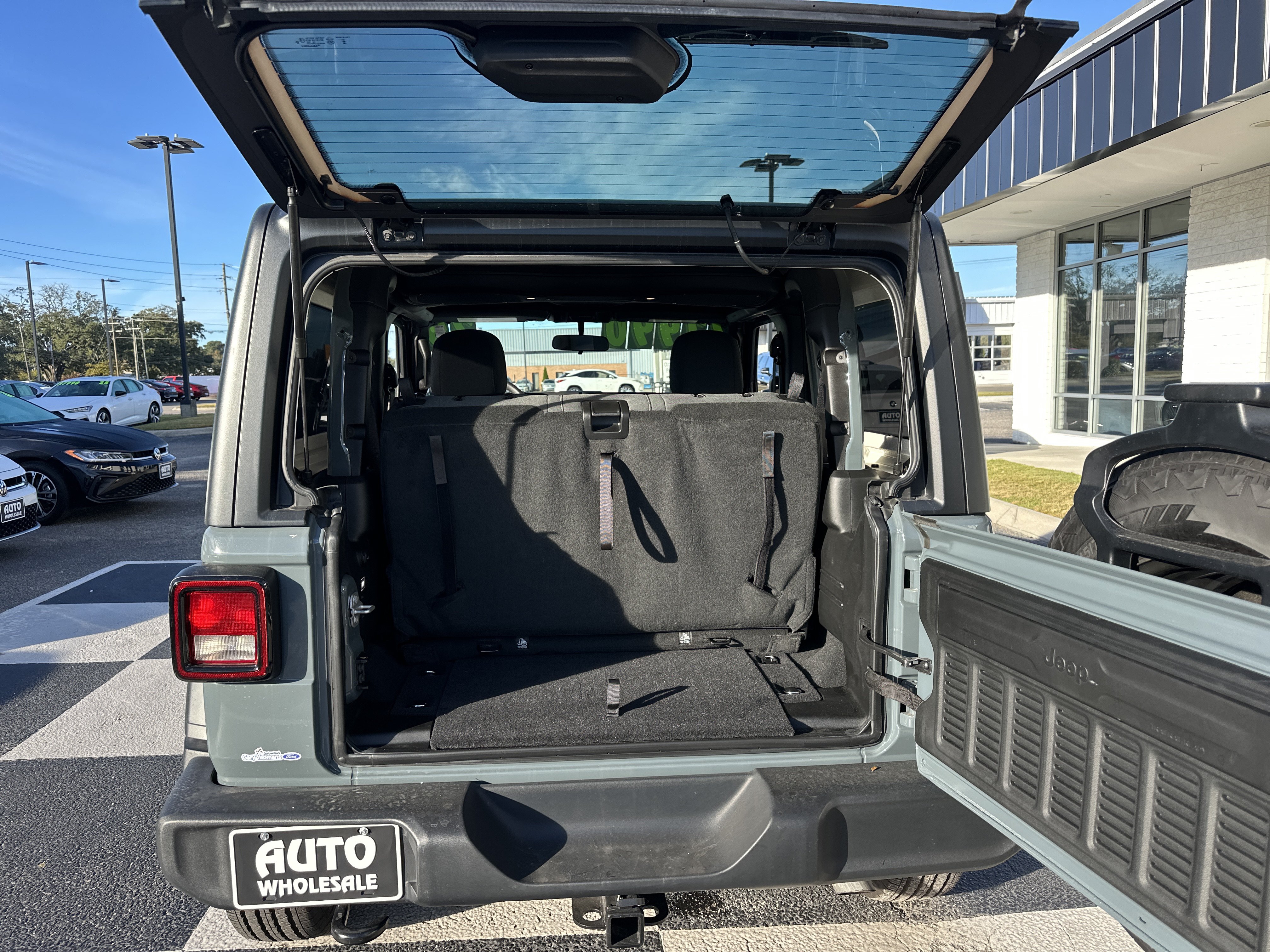 Used 2025 Jeep Wrangler Sport AWD/4WD image 5