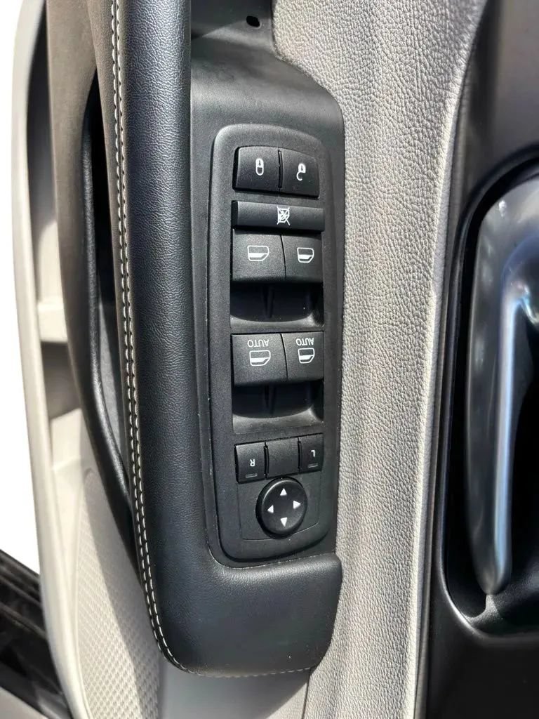 Used 2024 Chrysler Pacifica Touring-L FWD image 22