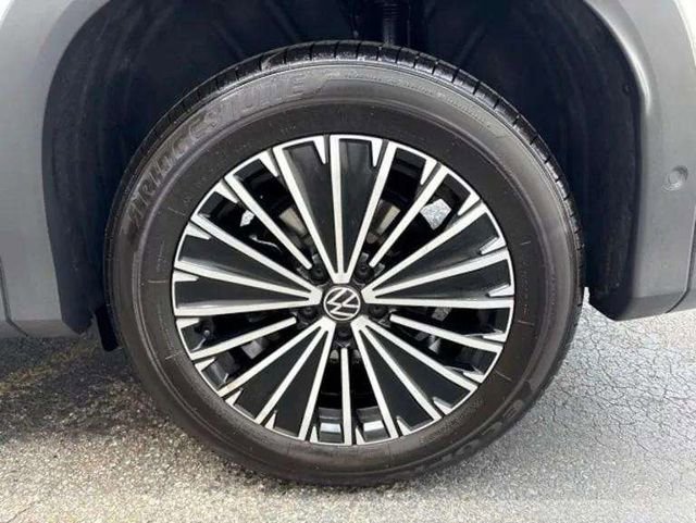 Used 2025 Volkswagen Tiguan S w/ 18" Wheel Package FWD image 12