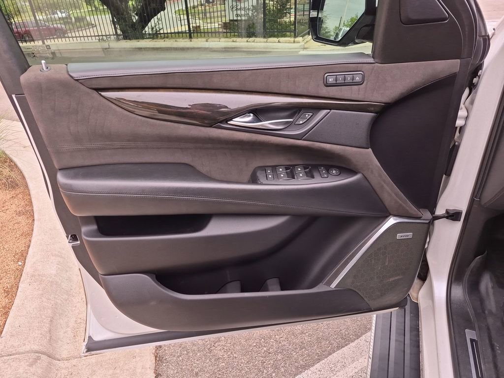 Used 2018 Cadillac Escalade Platinum AWD/4WD image 19