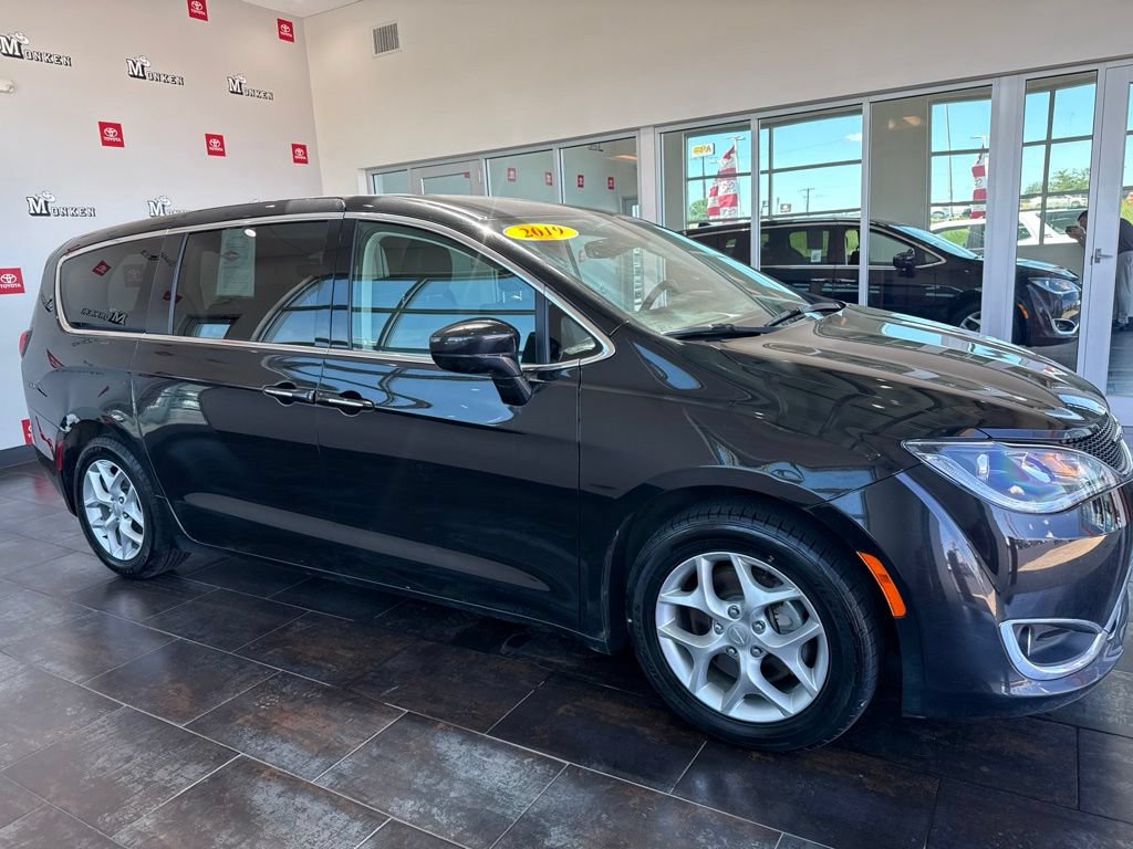 Used 2019 Chrysler Pacifica Touring Plus w/ Tire & Wheel Group FWD image 12