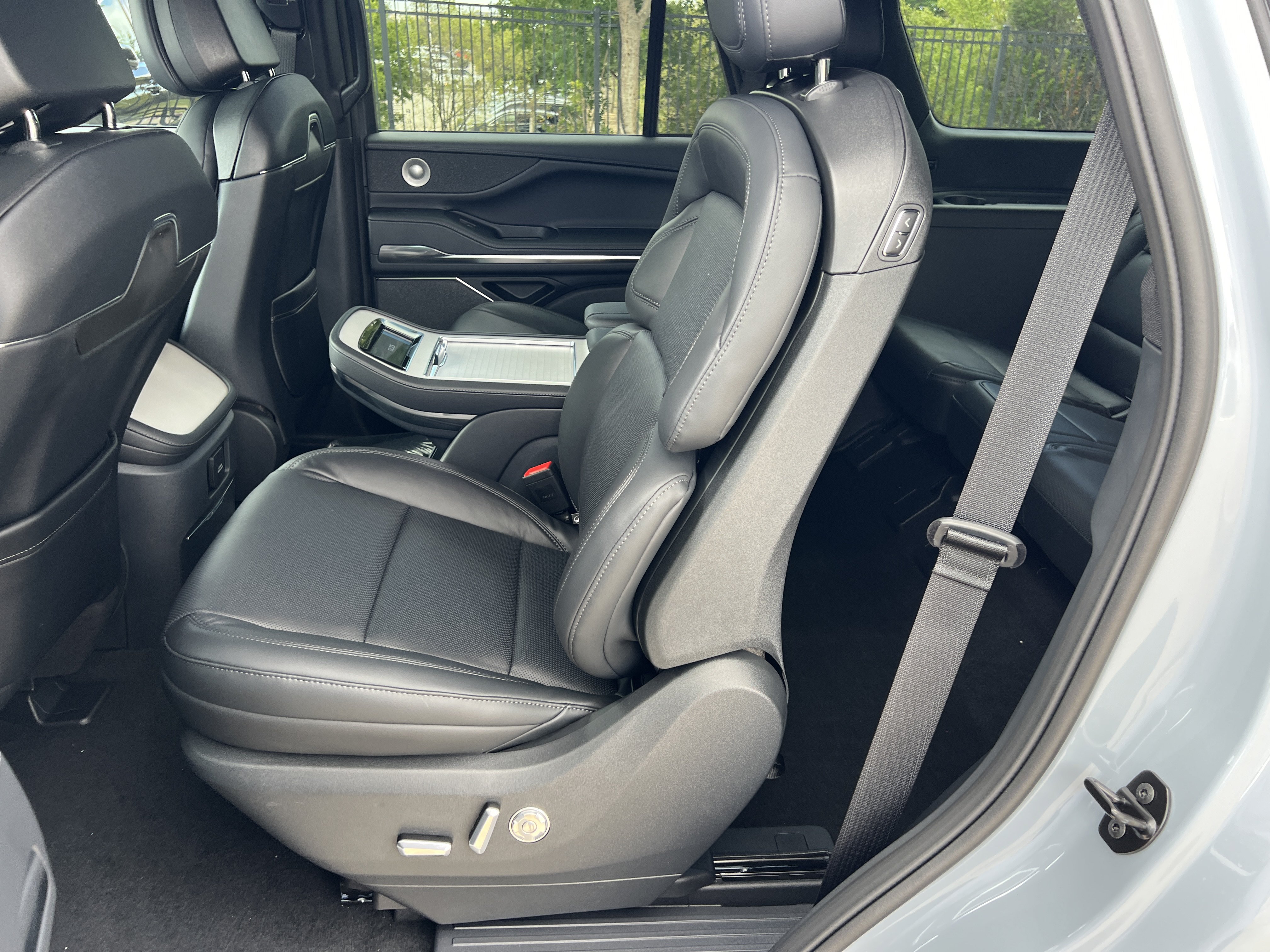 New 2027 Lincoln Navigator Reserve w/ Jet Appearance Package AWD/4WD image 25