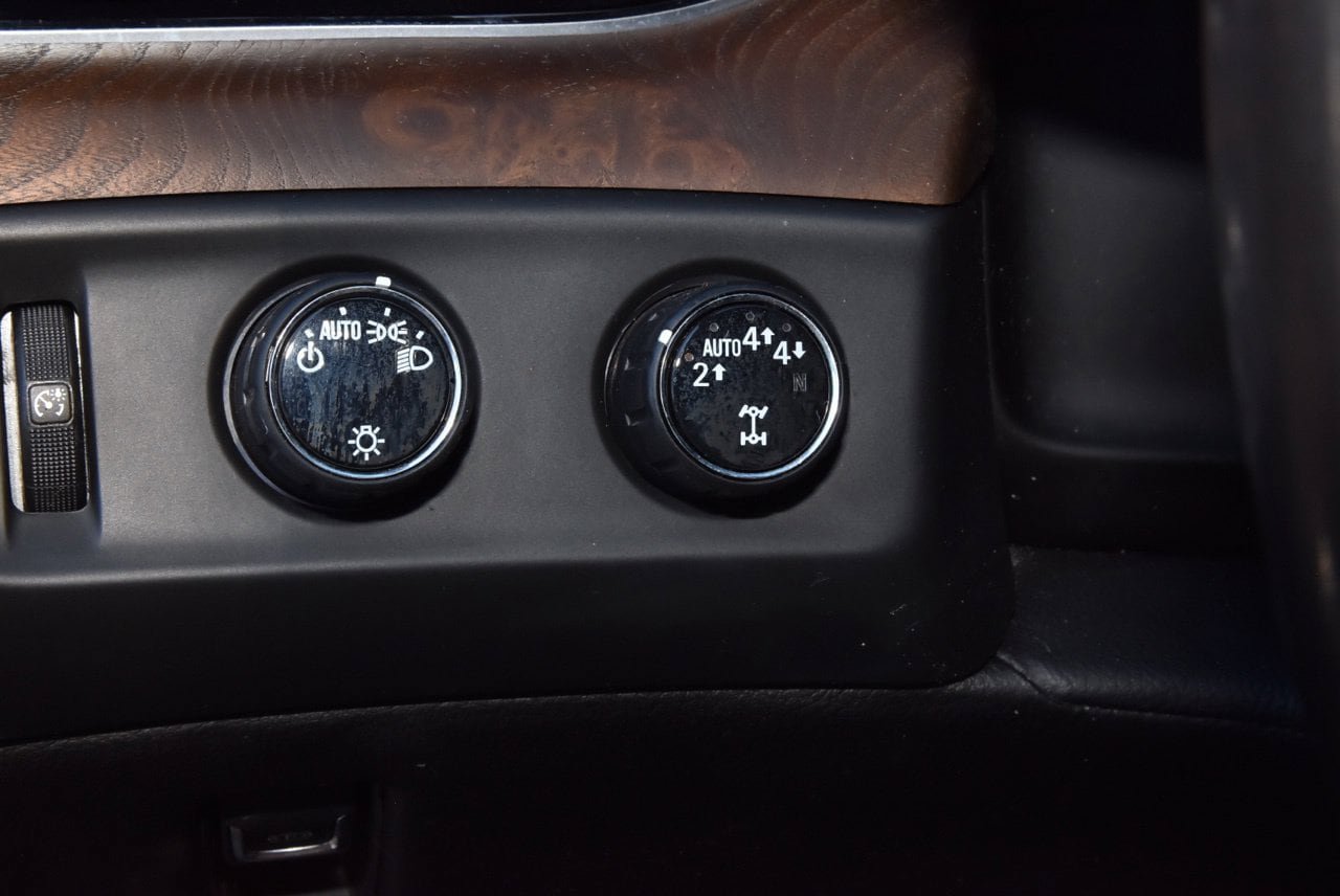Used 2019 Cadillac Escalade Premium Luxury w/ Escalade Sport Edition AWD/4WD image 32