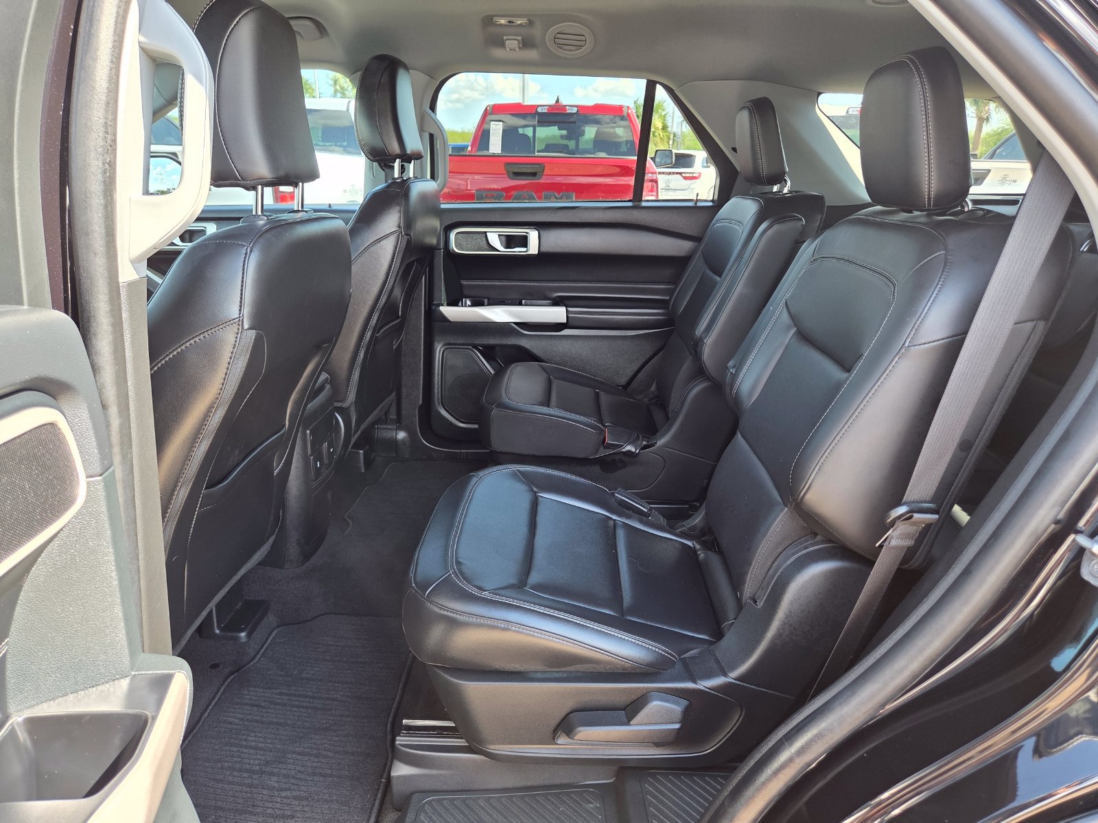 Used 2023 Ford Explorer XLT w/ Equipment Group 202A RWD image 14