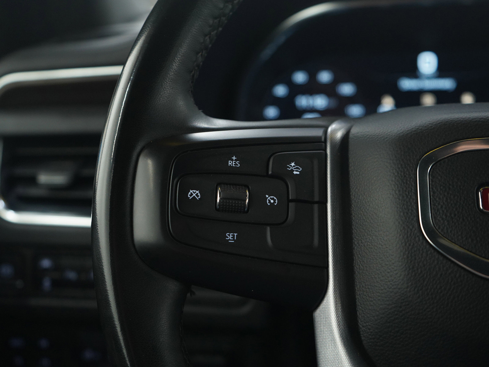 Used 2023 GMC Yukon XL SLE image 27