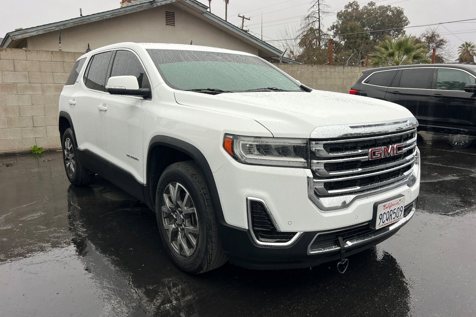 Used 2023 GMC Acadia SLE image 2