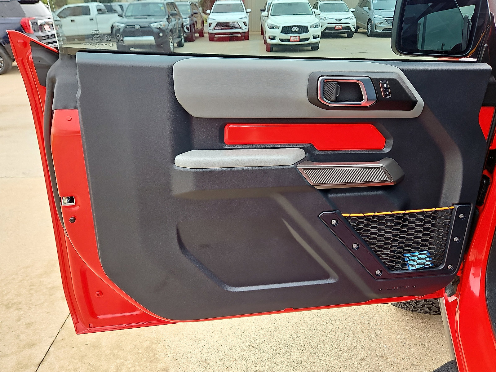 Used 2023 Ford Bronco Badlands image 11