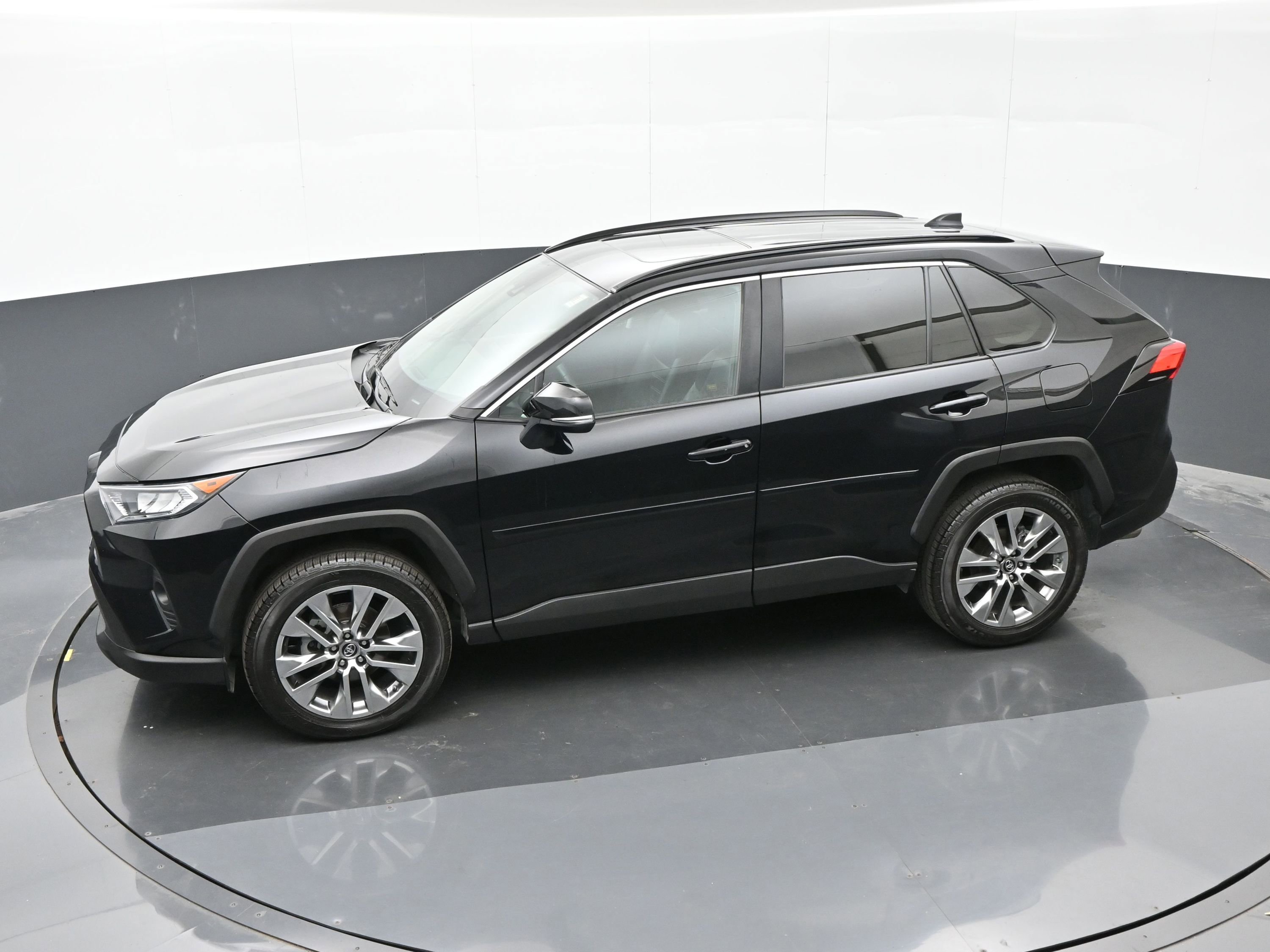 Used 2019 Toyota RAV4 XLE Premium image 33