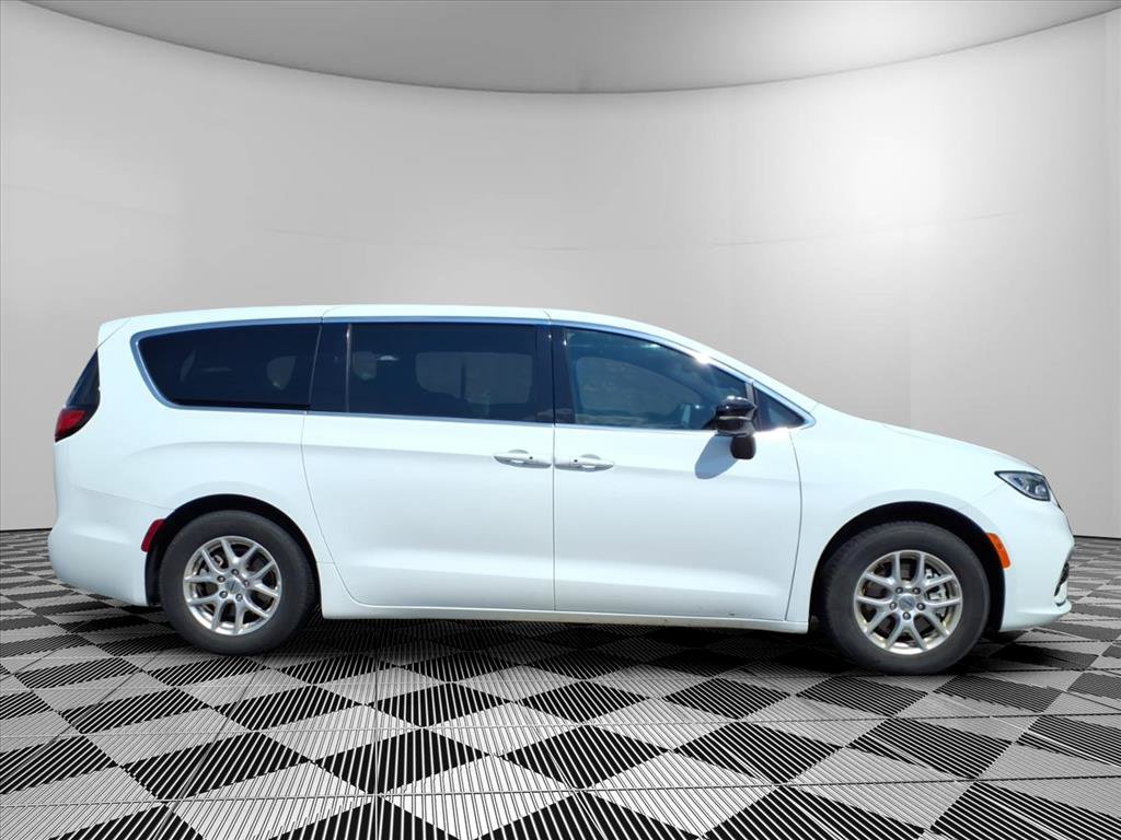 Used 2025 Chrysler Pacifica Select FWD image 30