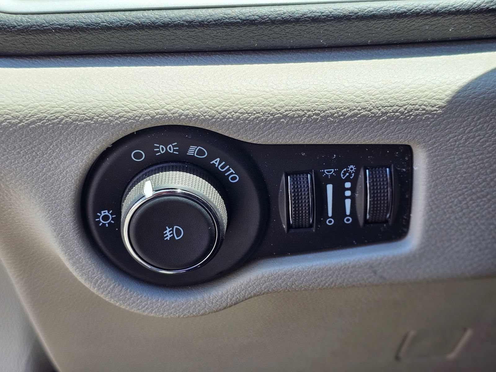 Used 2024 Chrysler Pacifica Touring-L FWD image 19