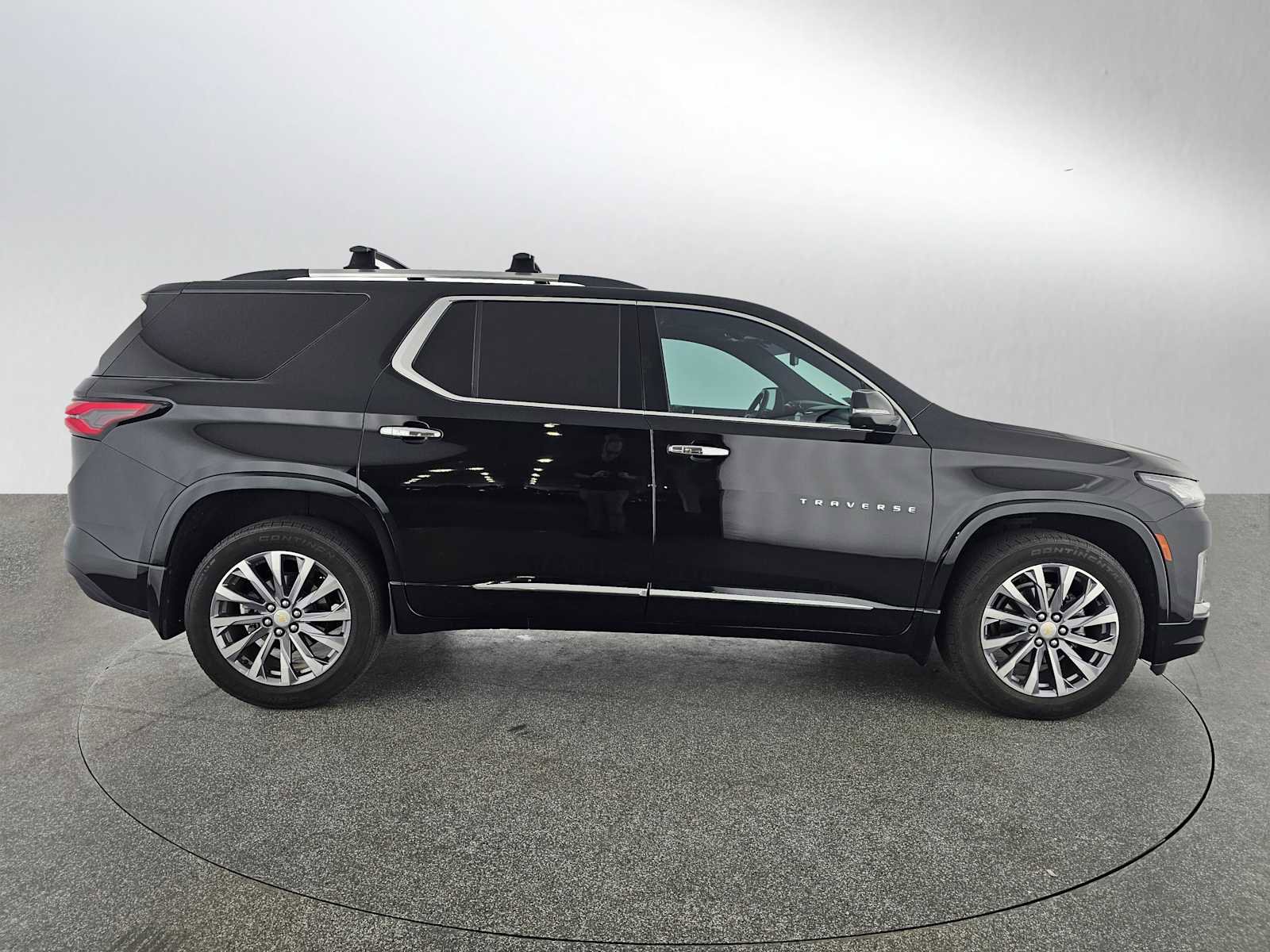 Used 2023 Chevrolet Traverse Premier image 2