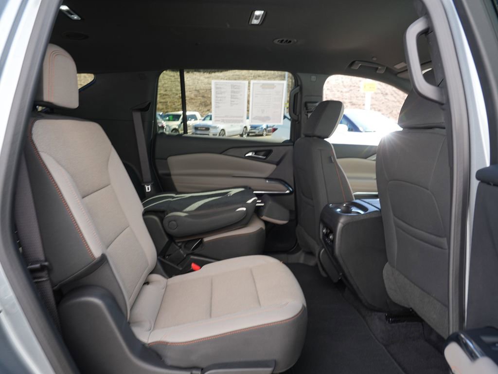 Used 2025 Chevrolet Traverse LT image 28