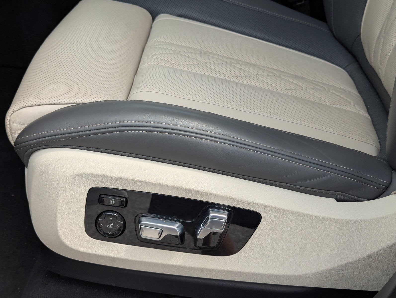 Used 2024 BMW ALPINA XB7 AWD/4WD image 22