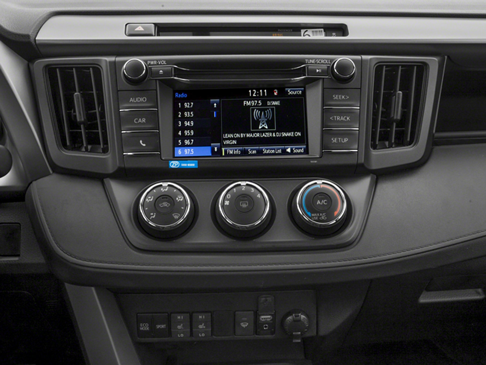 Used 2018 Toyota RAV4 LE FWD image 32