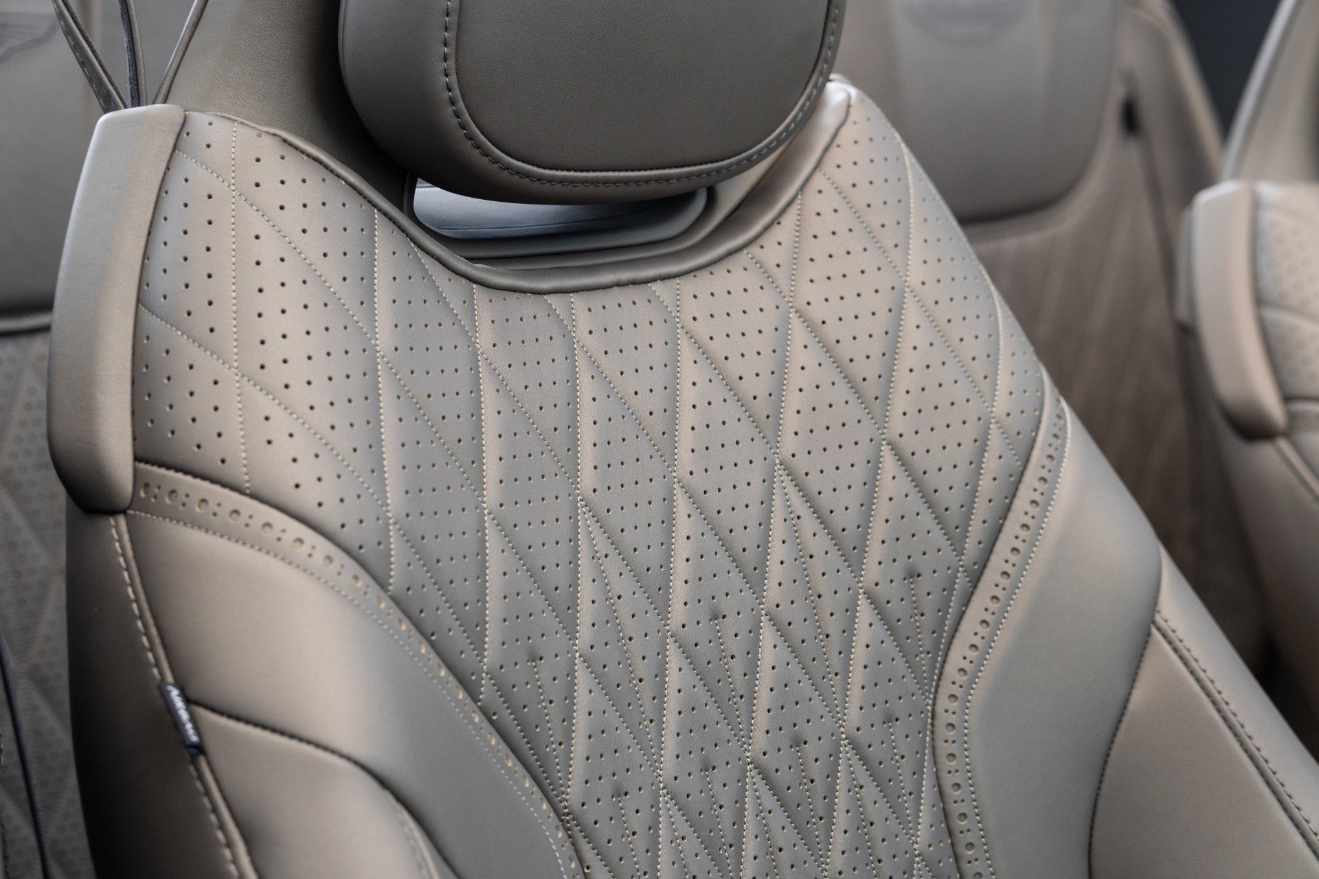 Used 2024 Aston Martin DB12 Convertible RWD image 58