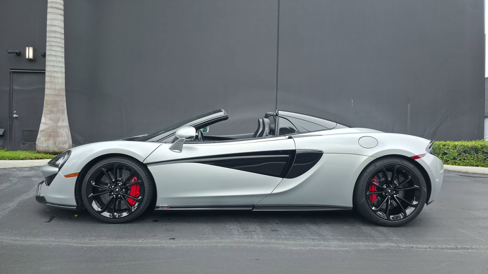 Used 2020 McLaren 570S Spider image 6