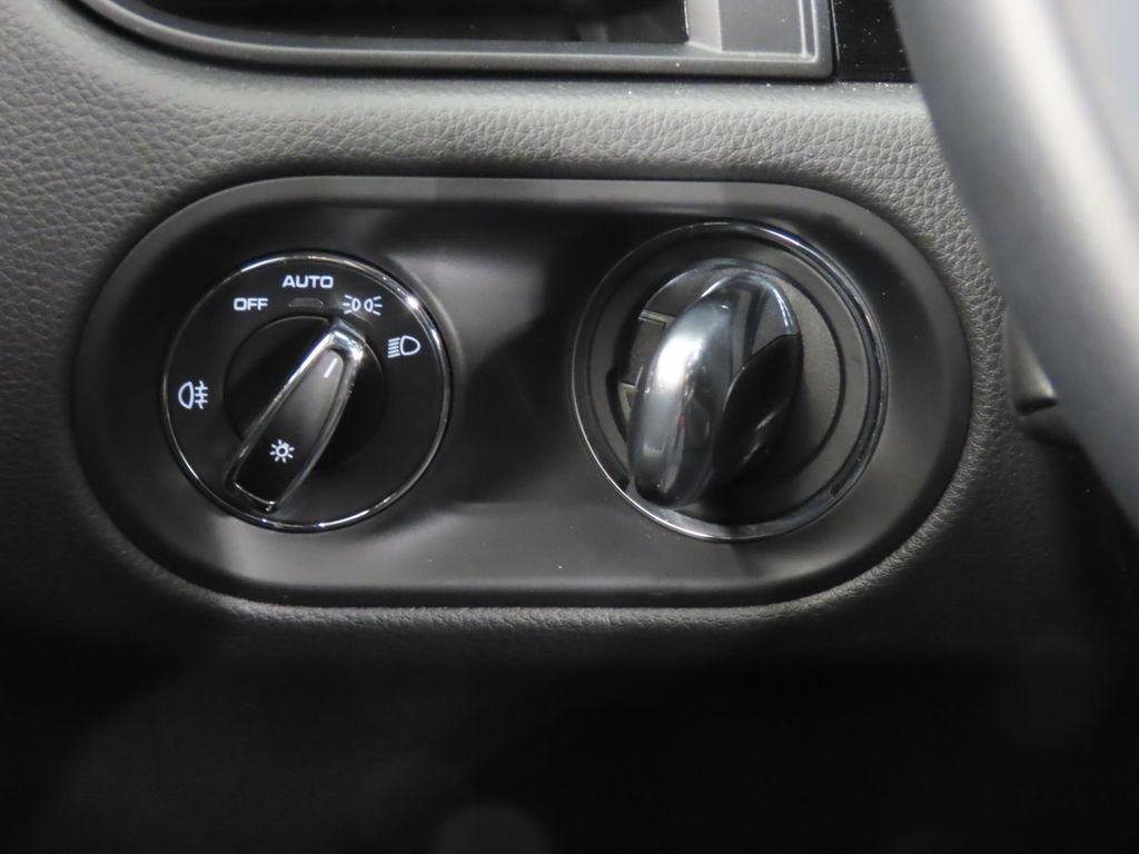 Certified 2026 Porsche Macan AWD/4WD image 23
