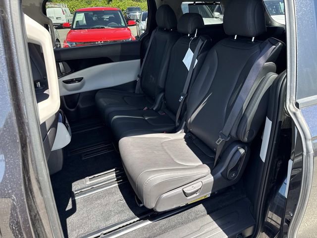 Used 2024 Kia Carnival EX FWD image 16