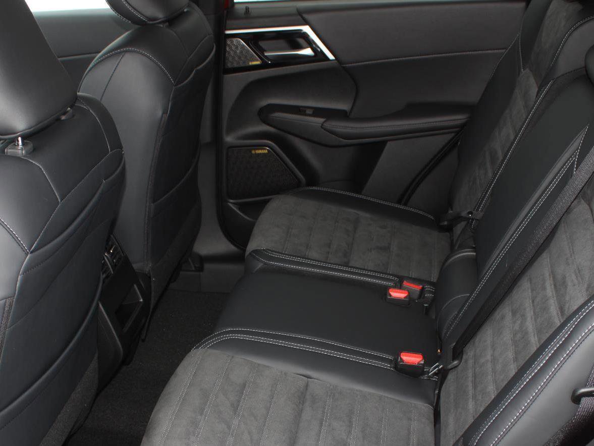 New 2025 Mitsubishi Outlander SE image 19