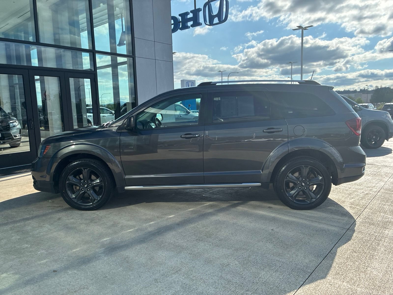Used 2018 Dodge Journey Crossroad w/ Nav & Sun Group FWD image 8