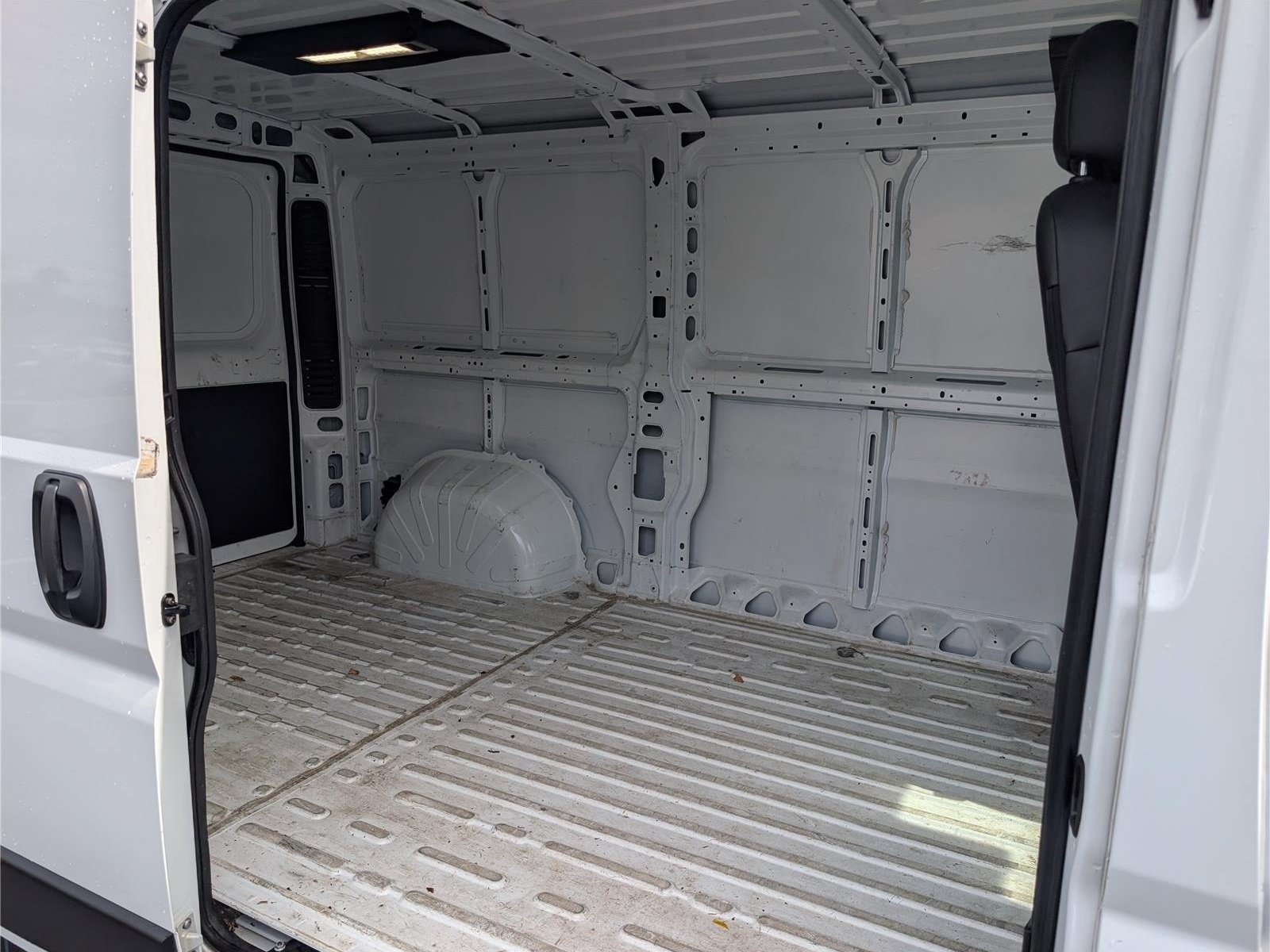Used 2025 RAM ProMaster 2500 w/ Convenience Group FWD image 11