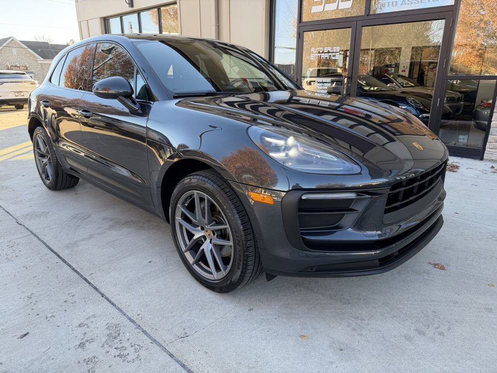 Used 2022 Porsche Macan w/ Premium Package image 3
