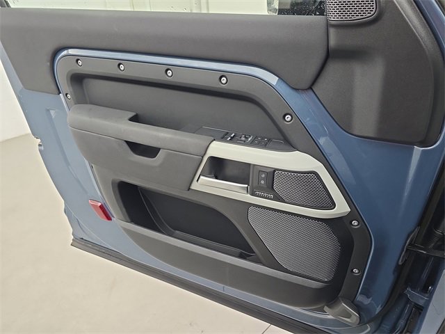 Certified 2023 Land Rover Defender 90 X-Dynamic SE image 23