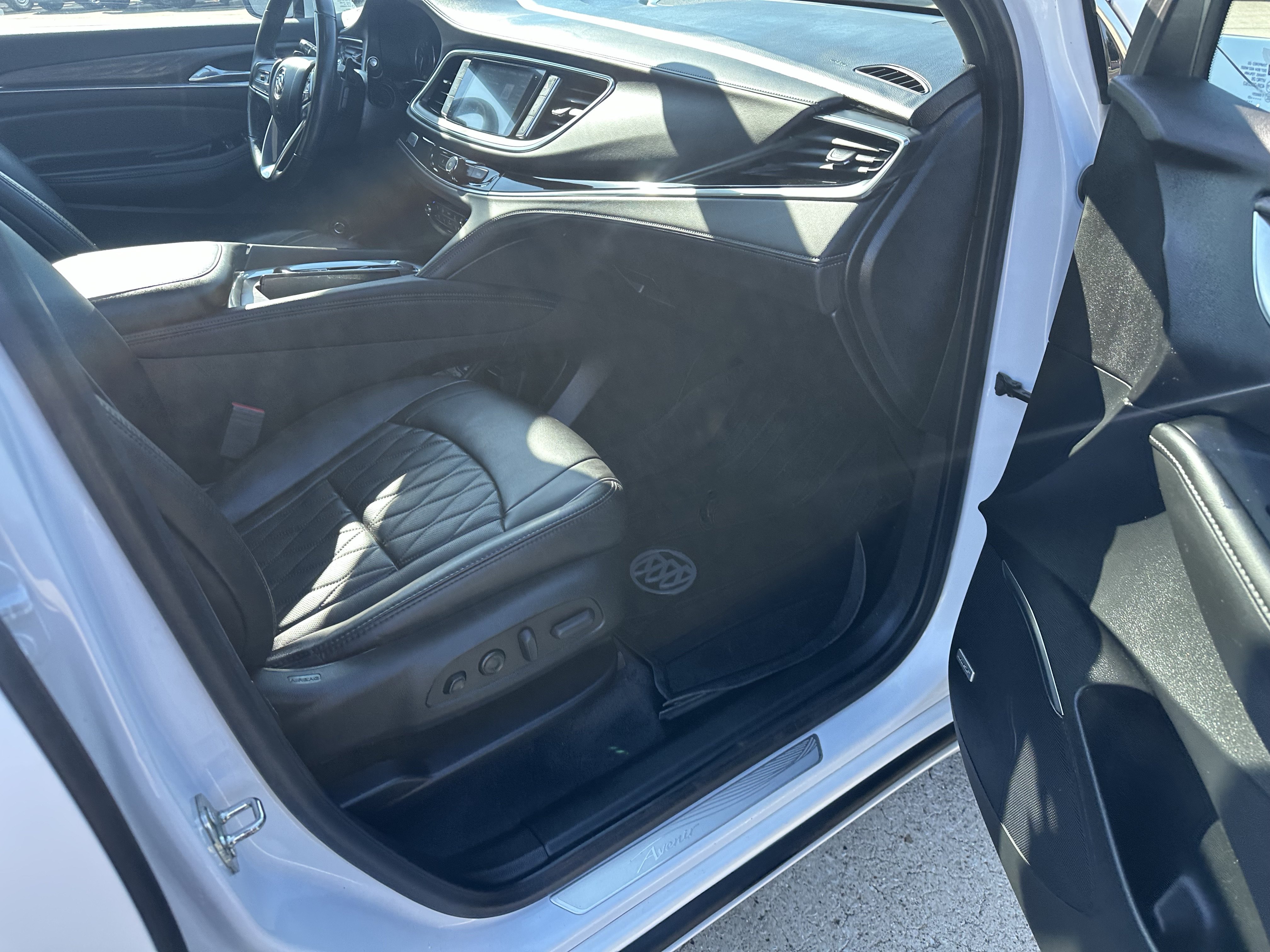 Used 2023 Buick Enclave Avenir w/ Avenir Technology Package AWD/4WD image 15