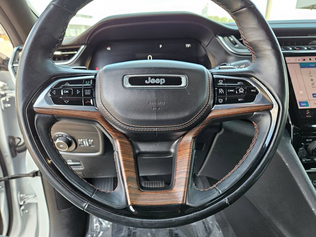 Used 2023 Jeep Grand Cherokee Summit w/ Luxury Tech Group V AWD/4WD image 23