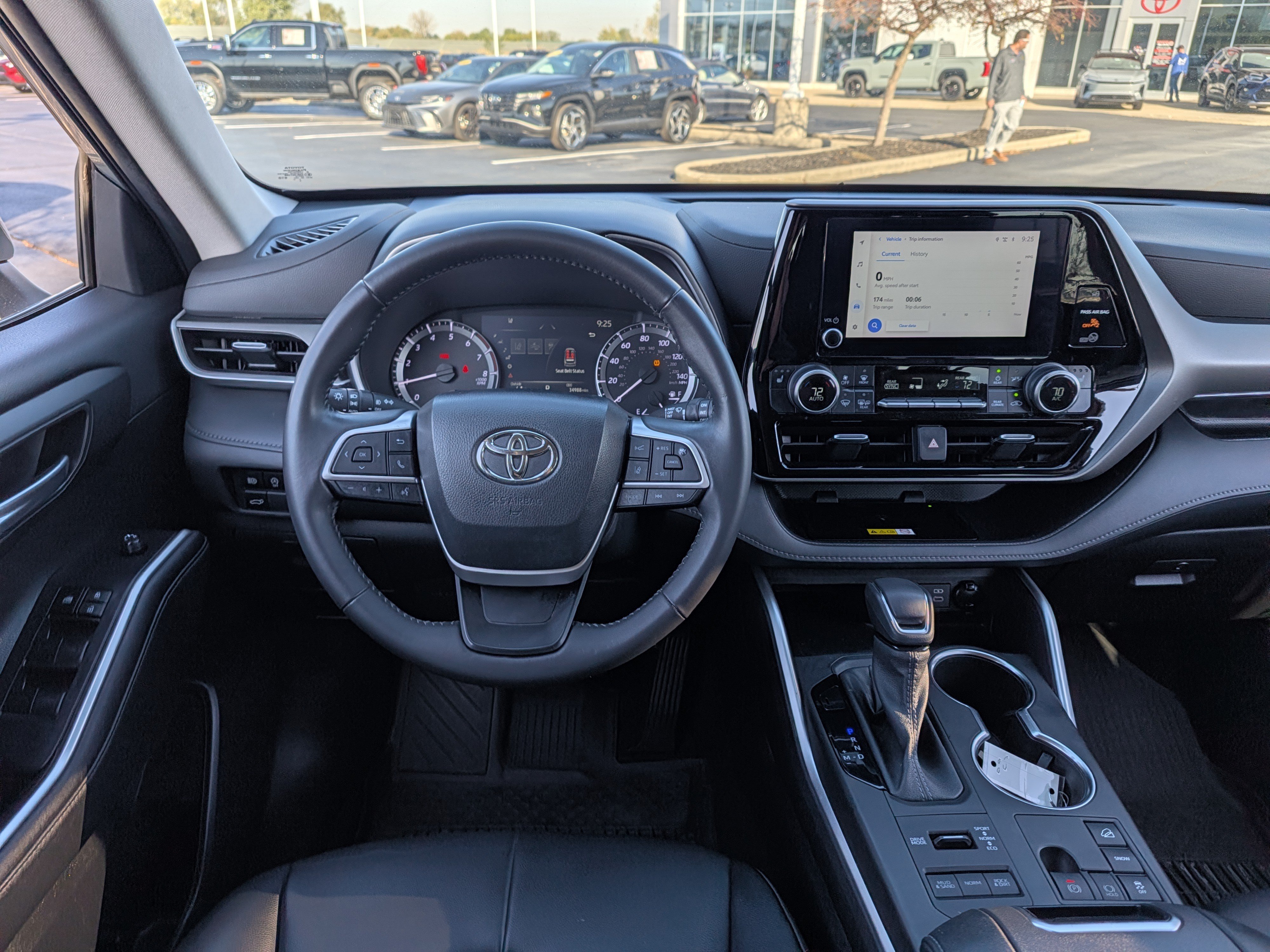 Used 2023 Toyota Highlander XLE AWD/4WD image 26