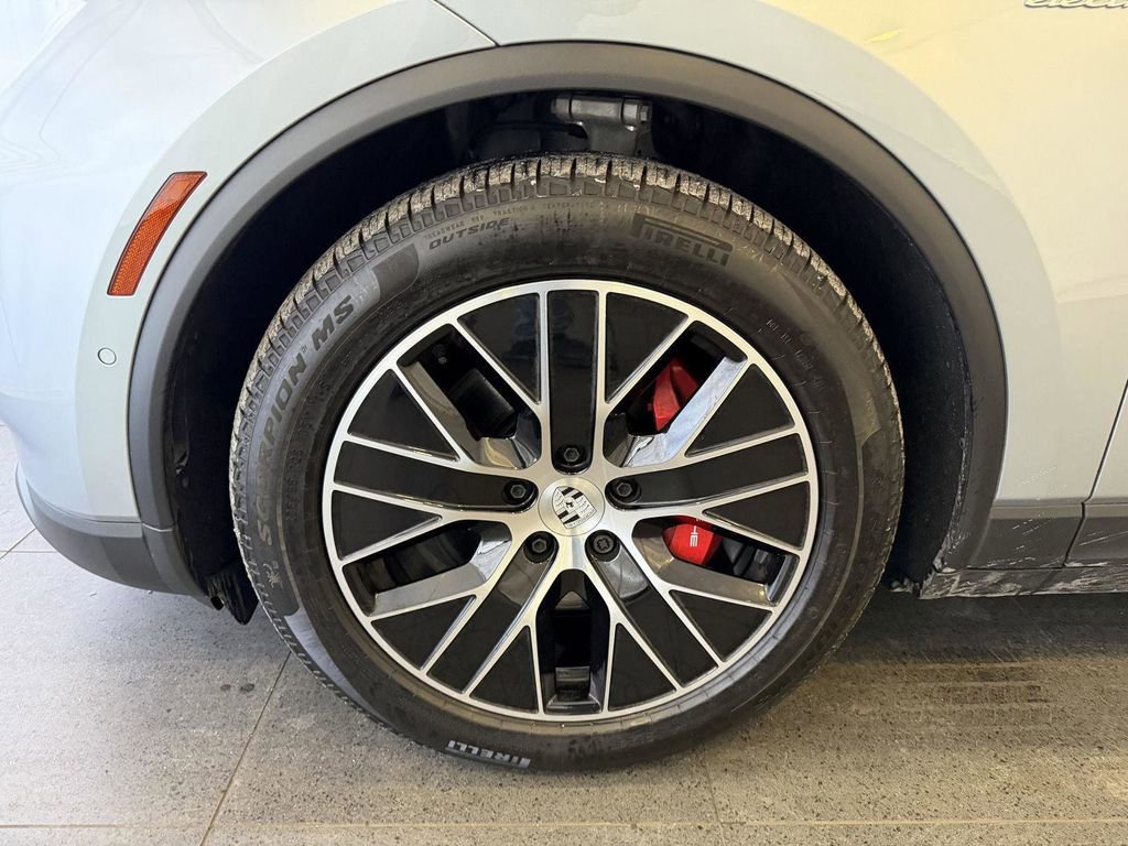 Certified 2025 Porsche Macan 4S Electric AWD/4WD image 10