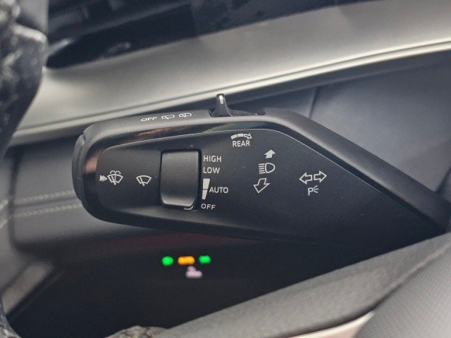 Used 2025 Volkswagen Tiguan SE R-Line AWD/4WD image 38