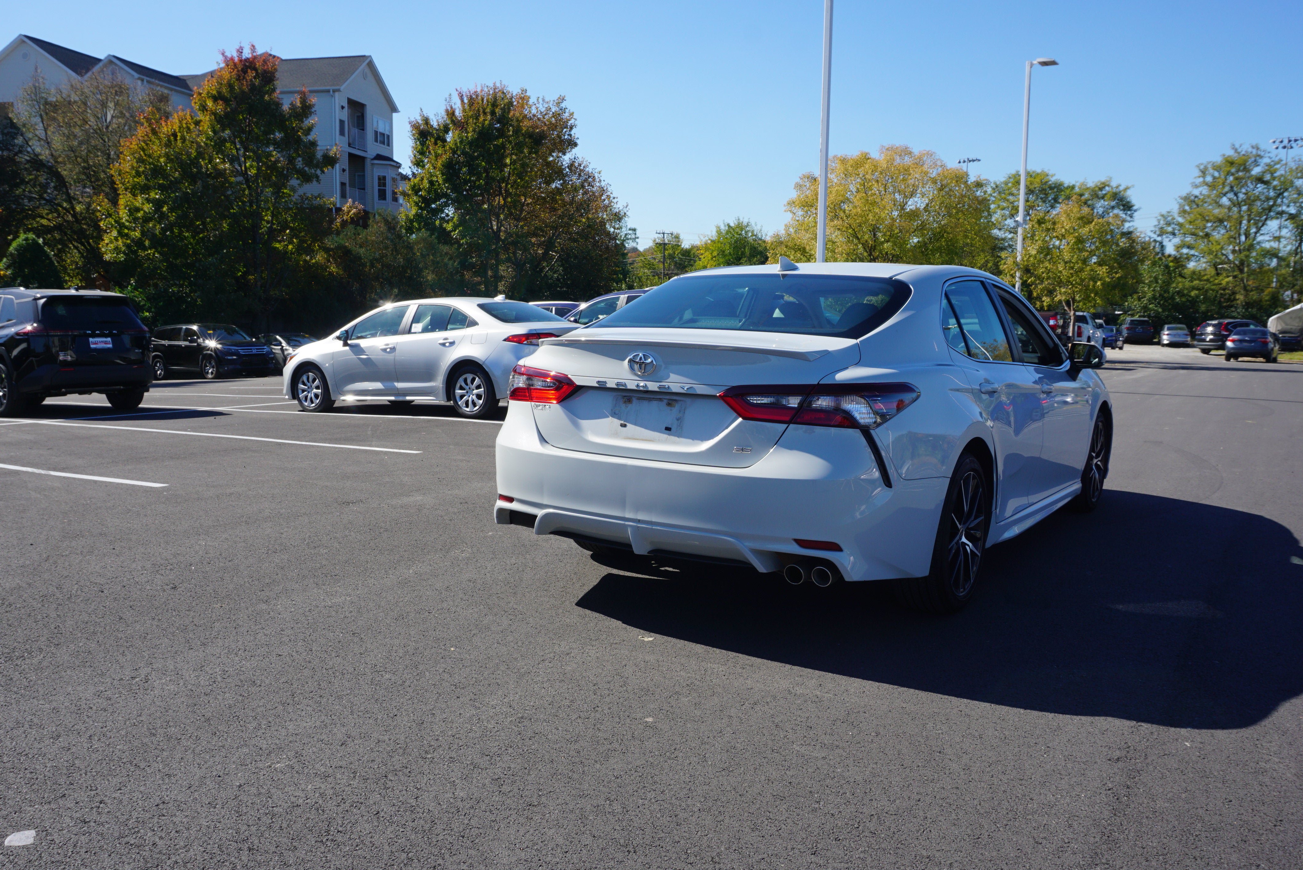 Used 2022 Toyota Camry SE FWD image 3