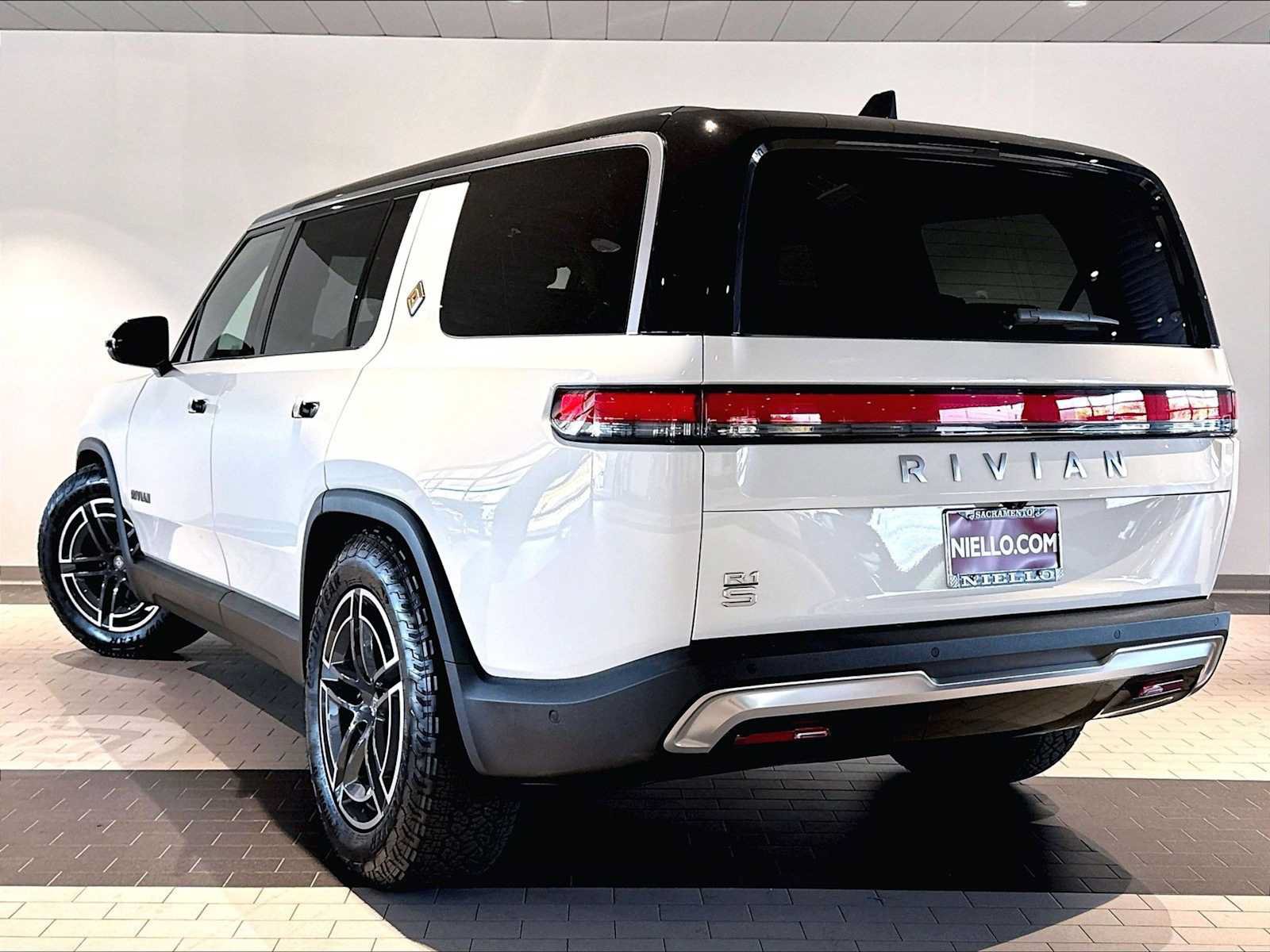 Used 2026 Rivian R1S Adventure Dual AWD/4WD image 3