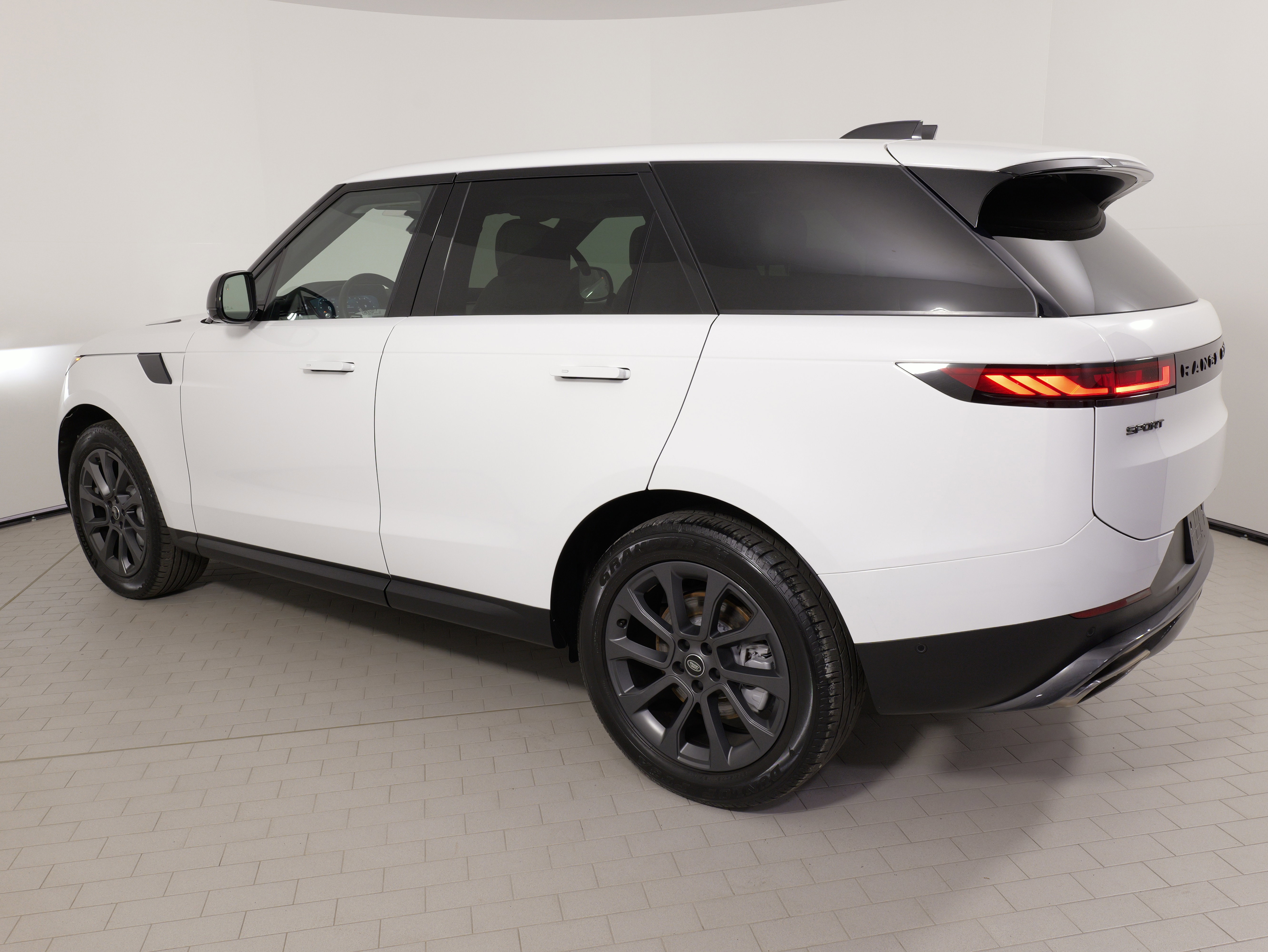 Used 2023 Land Rover Range Rover Sport SE image 15