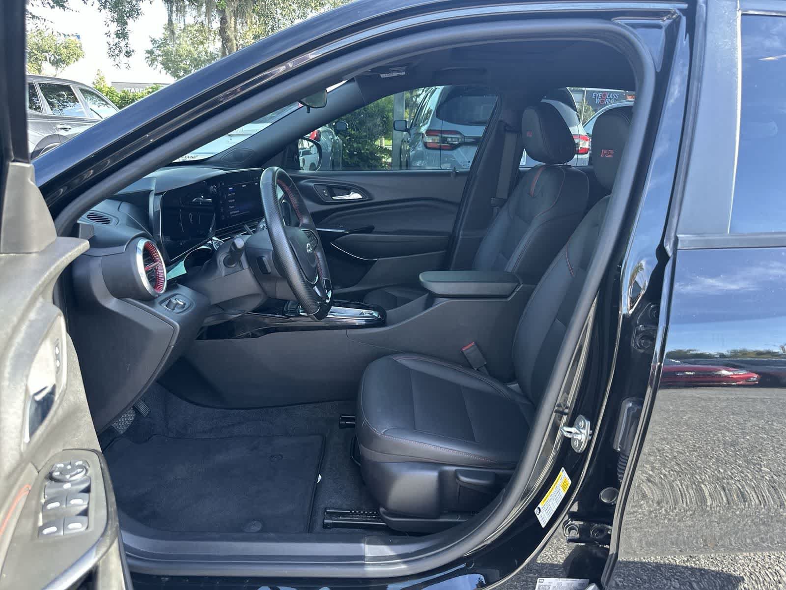 Used 2024 Chevrolet Trax RS w/ Sunroof Package FWD image 2