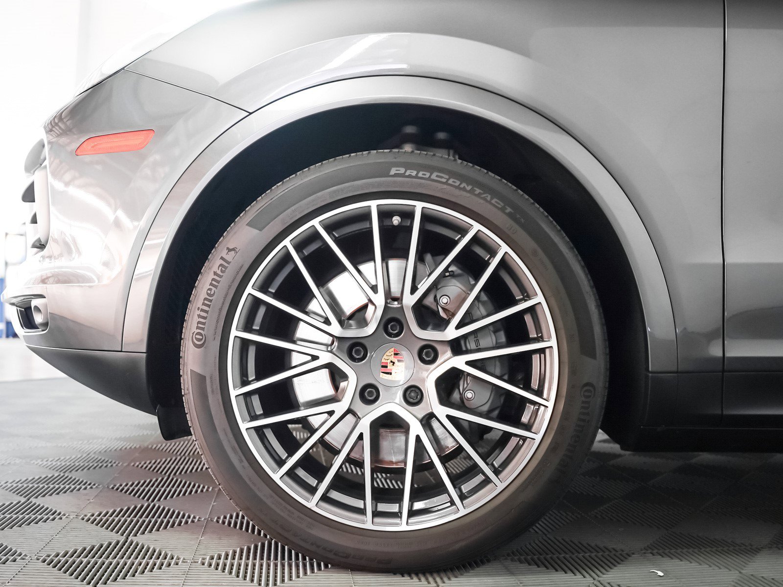 Used 2023 Porsche Cayenne S w/ Premium Package image 14