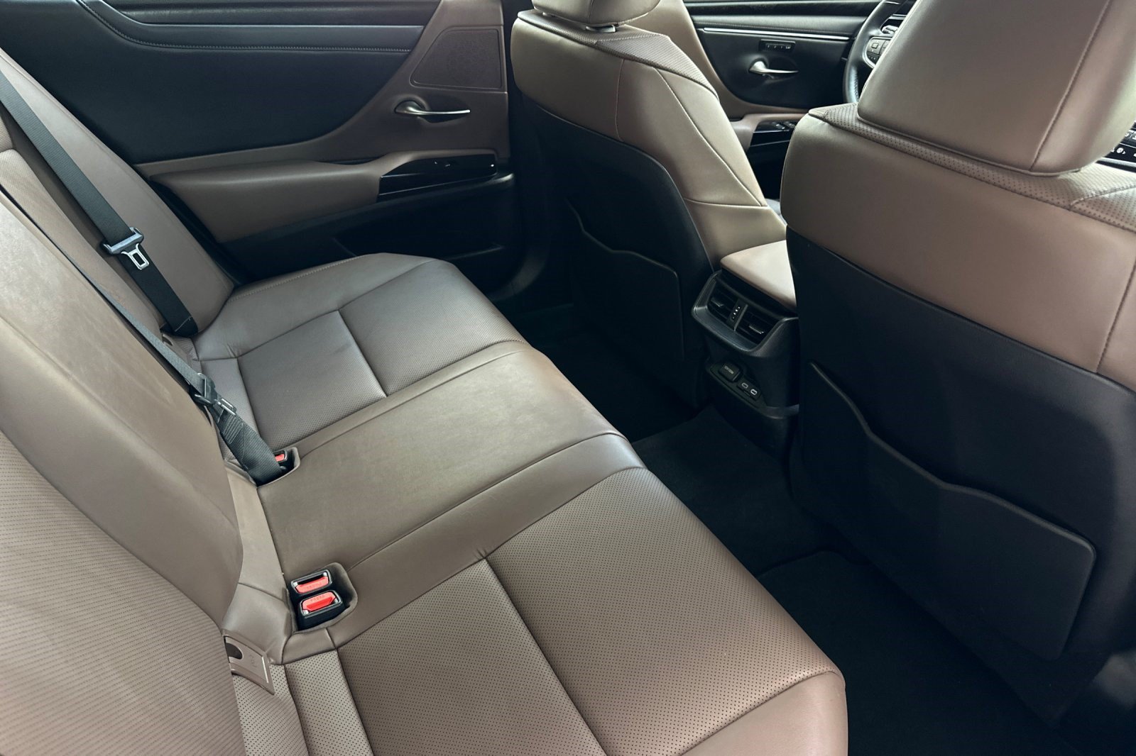 Certified 2024 Lexus ES 300h w/ Premium Package FWD image 33