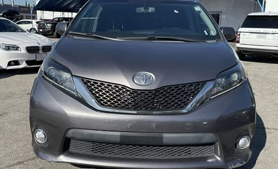 Used 2015 Toyota Sienna SE FWD image 3