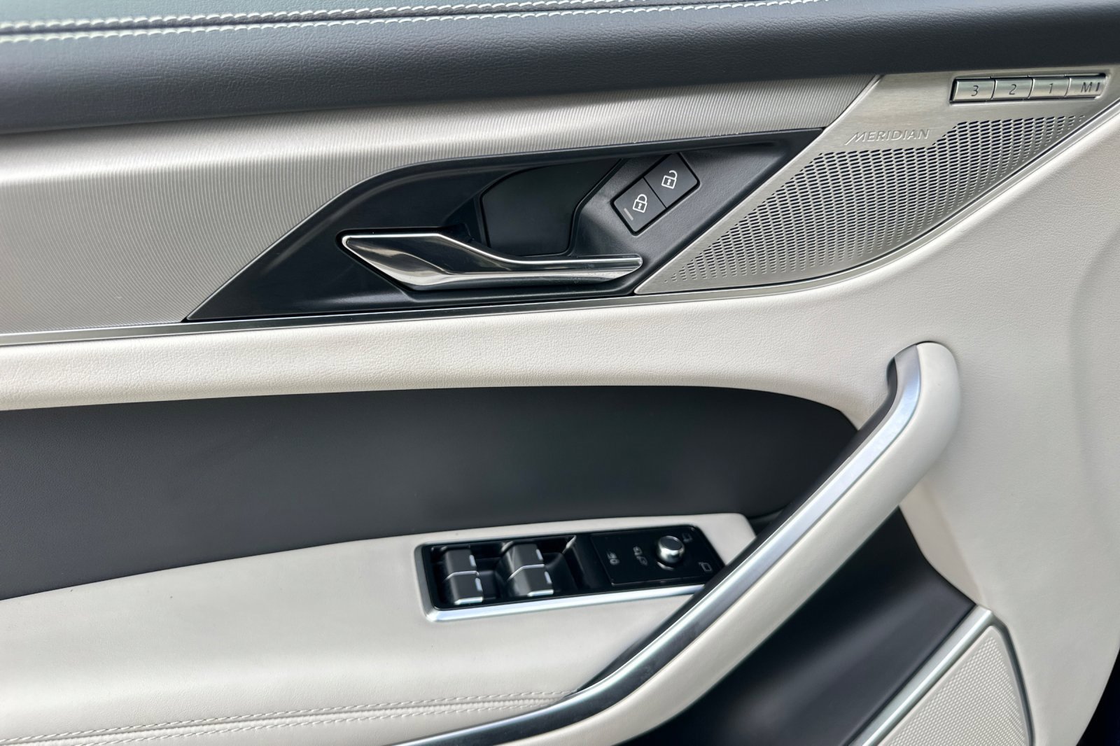 Used 2025 Jaguar F-PACE R-Dynamic S image 10