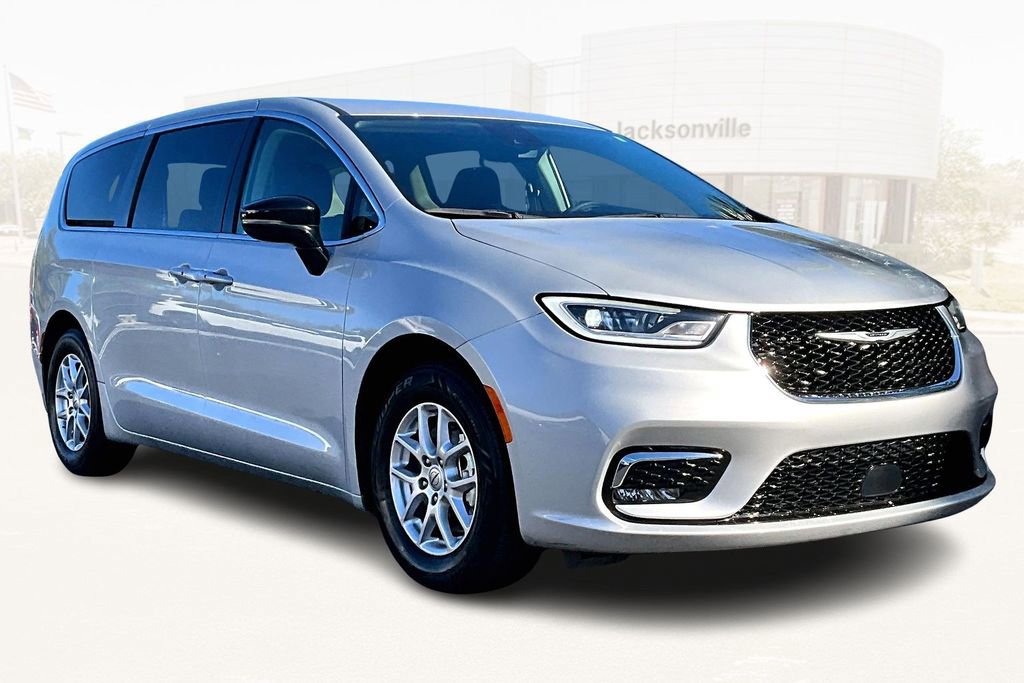 Used 2024 Chrysler Pacifica Touring-L image 3