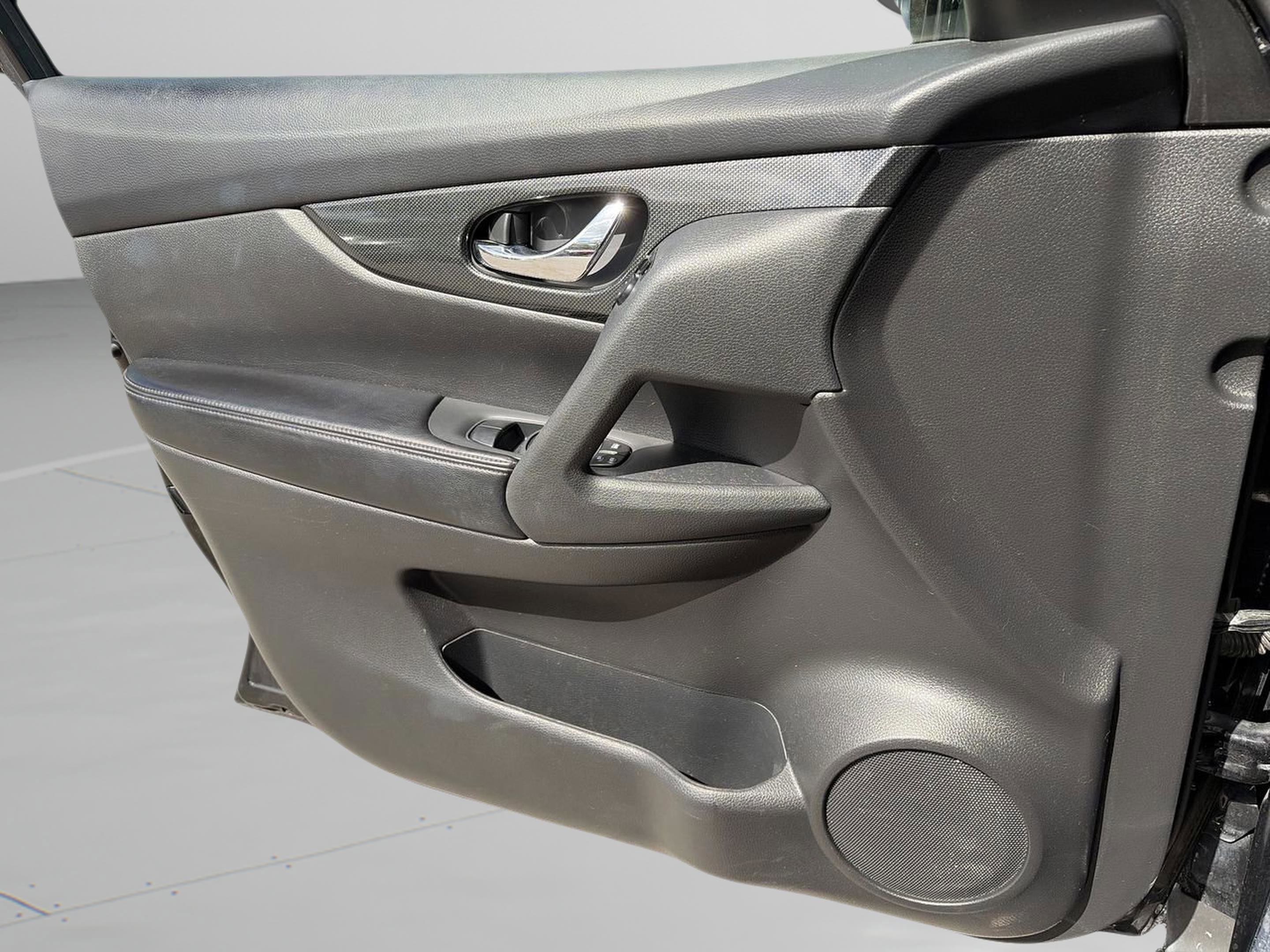 Used 2016 Nissan Rogue SL w/ SL Premium Package FWD image 14