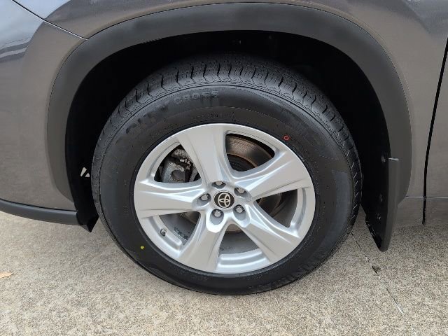 Used 2024 Toyota Highlander LE image 3