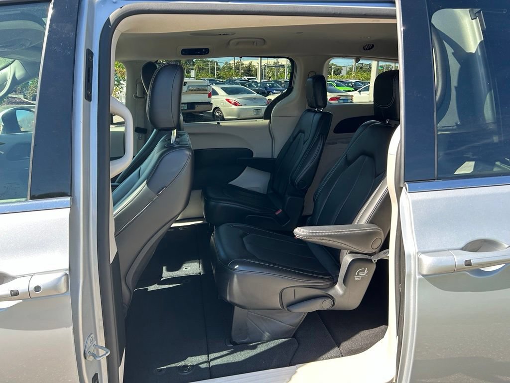 Used 2023 Chrysler Pacifica Touring-L FWD image 50