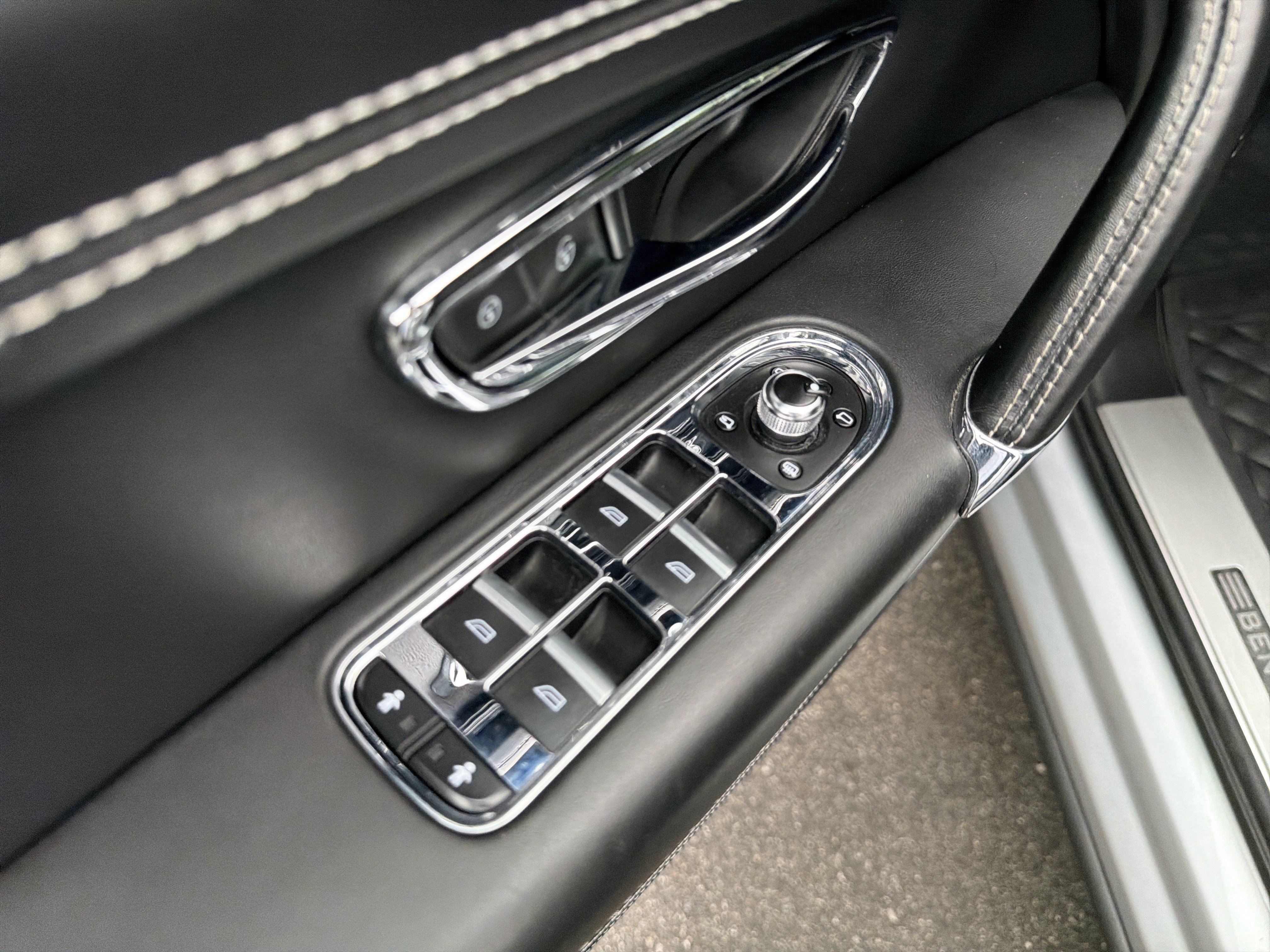 Used 2018 Bentley Bentayga AWD/4WD image 12