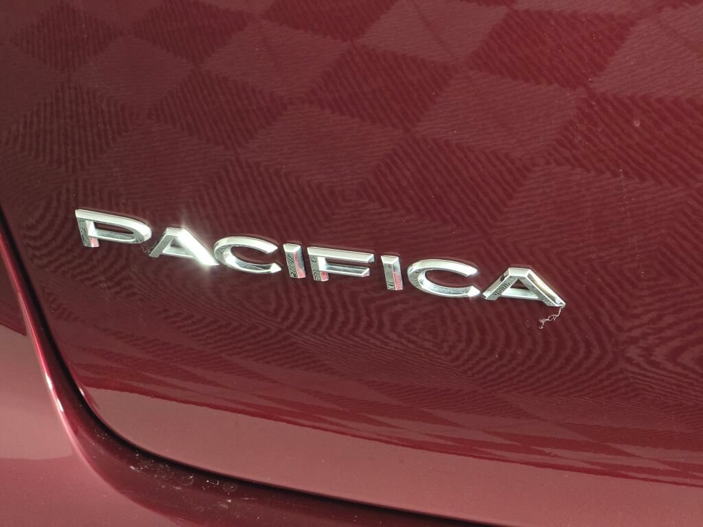 Used 2022 Chrysler Pacifica Limited w/ Uconnect Theater Family Group FWD image 49