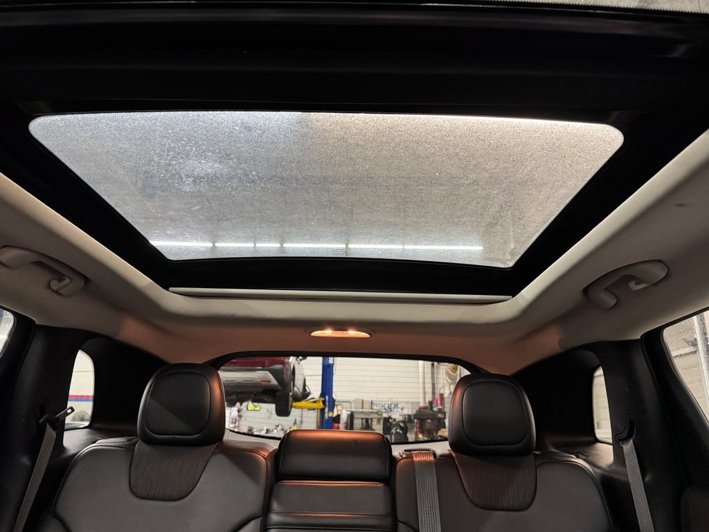 Used 2018 Jeep Cherokee Latitude Plus w/ Comfort/Convenience Group FWD image 18